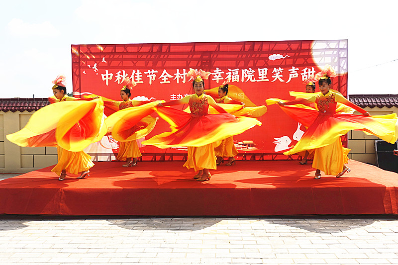 中秋佳节全村欢 幸福院里笑声甜——神木市大保当镇摆言采当村第四组开展庆中秋献爱心活动