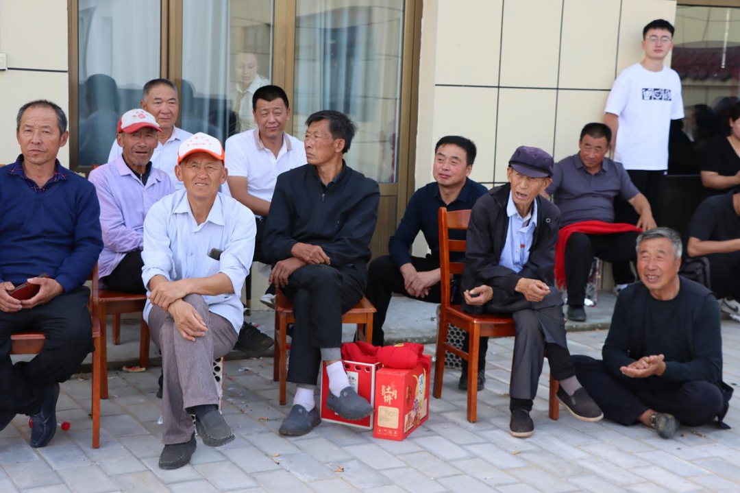 中秋佳节全村欢 幸福院里笑声甜——神木市大保当镇摆言采当村第四组开展庆中秋献爱心活动