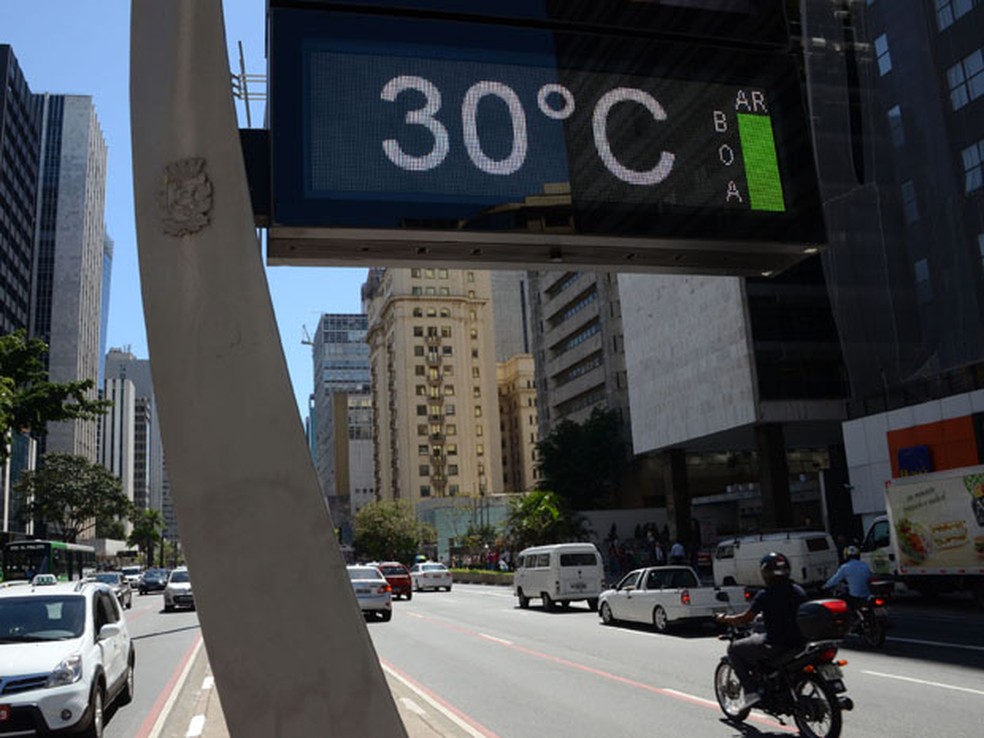 Termômetro marca 30ºC na Avenida Paulista, em São Paulo (SP), na tarde desta quarta-feira (10) — Foto: J. Duran Machfee/Estadão Conteúdo