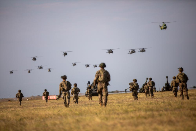 2022 年 7 月 28 日，第 101 空降师（空中突击）的美国士兵与罗马尼亚士兵一起参加在罗马尼亚 Mihail Kogălniceanu 空军基地举行的陆地和空中演习。照片来源：dvidshub.net。