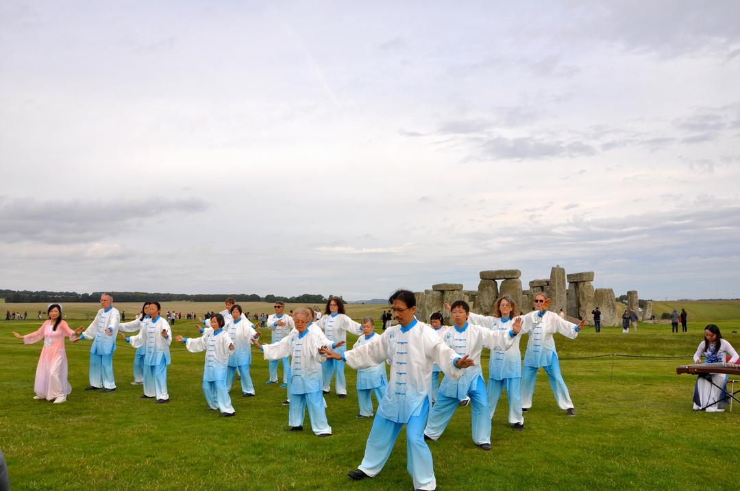 A group of people performing tai chi

Description automatically generated