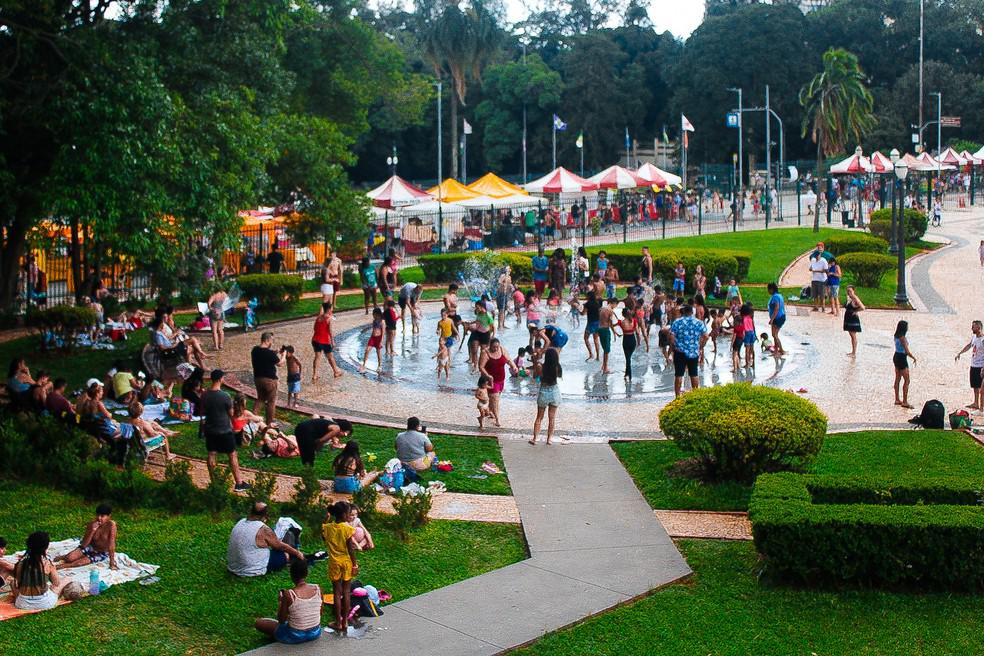 Público se refrescando no chafariz do Parque da Independência, em SP — Foto: GABRIEL SILVA/ATO PRESS/ESTADÃO CONTEÚDO