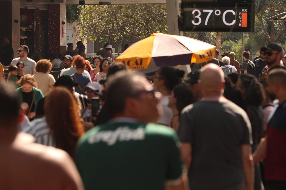 Pedestres enfrentam calor e tempo seco na Avenida Paulista, na cidade de São Paulo (SP). — Foto: FÁBIO VIEIRA/FOTORUA/ESTADÃO CONTEÚDO