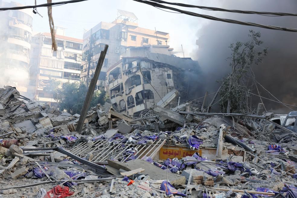 Foto mostra edifícios destruídos após ataque de Israel aos subúrbios ao sul de Beirute, no Líbano, em 3 de outubro de 2024. — Foto: Reuters/Mohamed Azakir