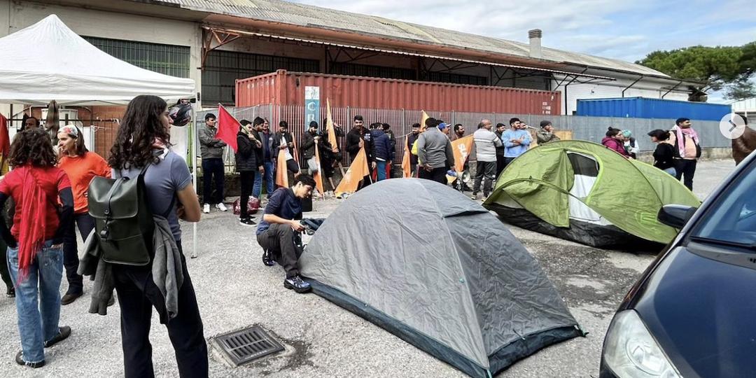 Uno dei picchetti davanti alle aziende di Prato interessate dallo sciopero (Profilo Instagram del sindacato Sudd Cobas Prato-Firenze)