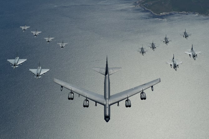 美国空军 B-52 同温层堡垒机率领飞机编队，其中包括两架波兰空军 F-16 战斗机、四架美国空军 F-16 战斗机、两架德国欧洲战斗机台风和四架美国空军 F-16 战斗机。