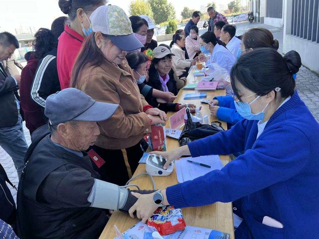 崇文路街道葡萄园社区展“雷锋精神代代传 志愿服务情暖家园”义诊活动