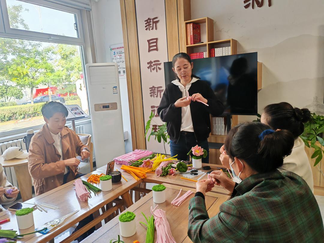 崇文办学院社区开展“巧手扭‘廉’花 共筑廉洁梦”手工实践活动
