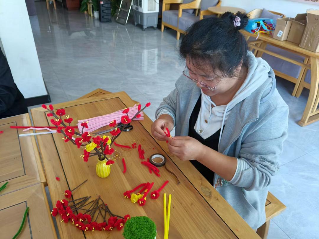 崇文办学院社区开展“巧手扭‘廉’花 共筑廉洁梦”手工实践活动