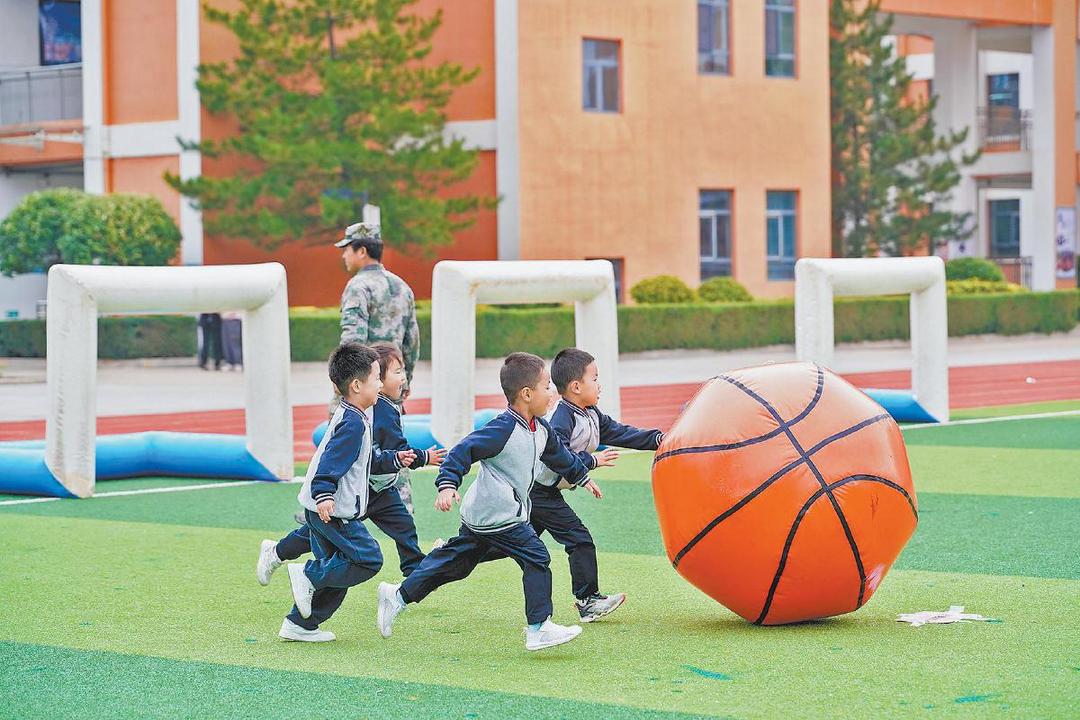 榆林高新四幼开展“牵手奥运，共同成长”亲子运动会