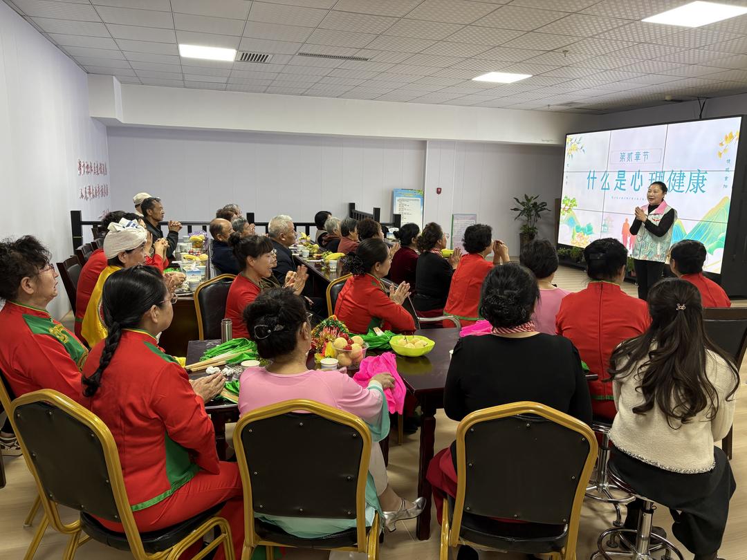 榆阳区沙河路街道桃李路社区：暖重阳秋意浓 共叙睦邻敬老亲