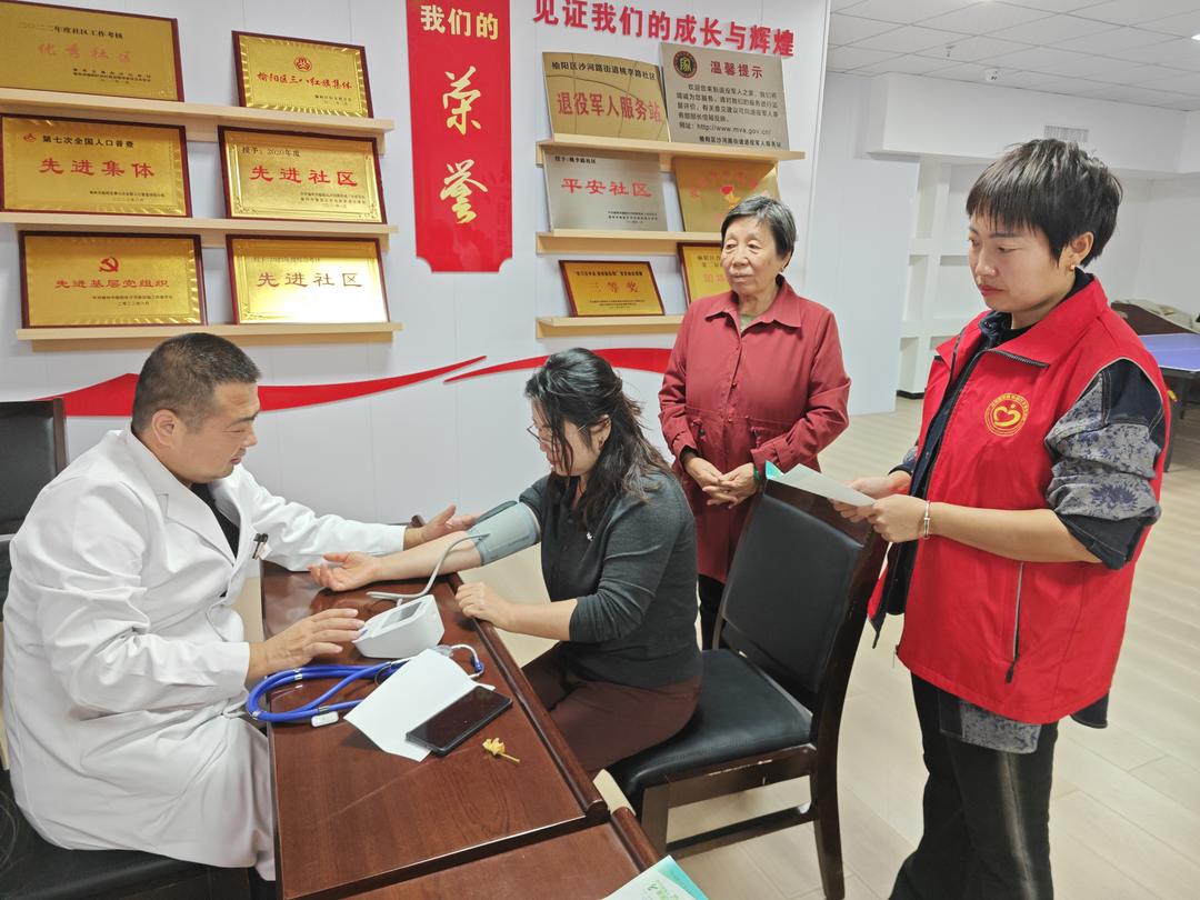 榆阳区沙河路街道桃李路社区：暖重阳秋意浓 共叙睦邻敬老亲