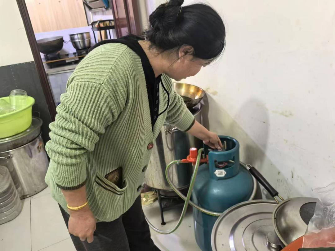 液化气罐安全排查 常态化守护居民生活