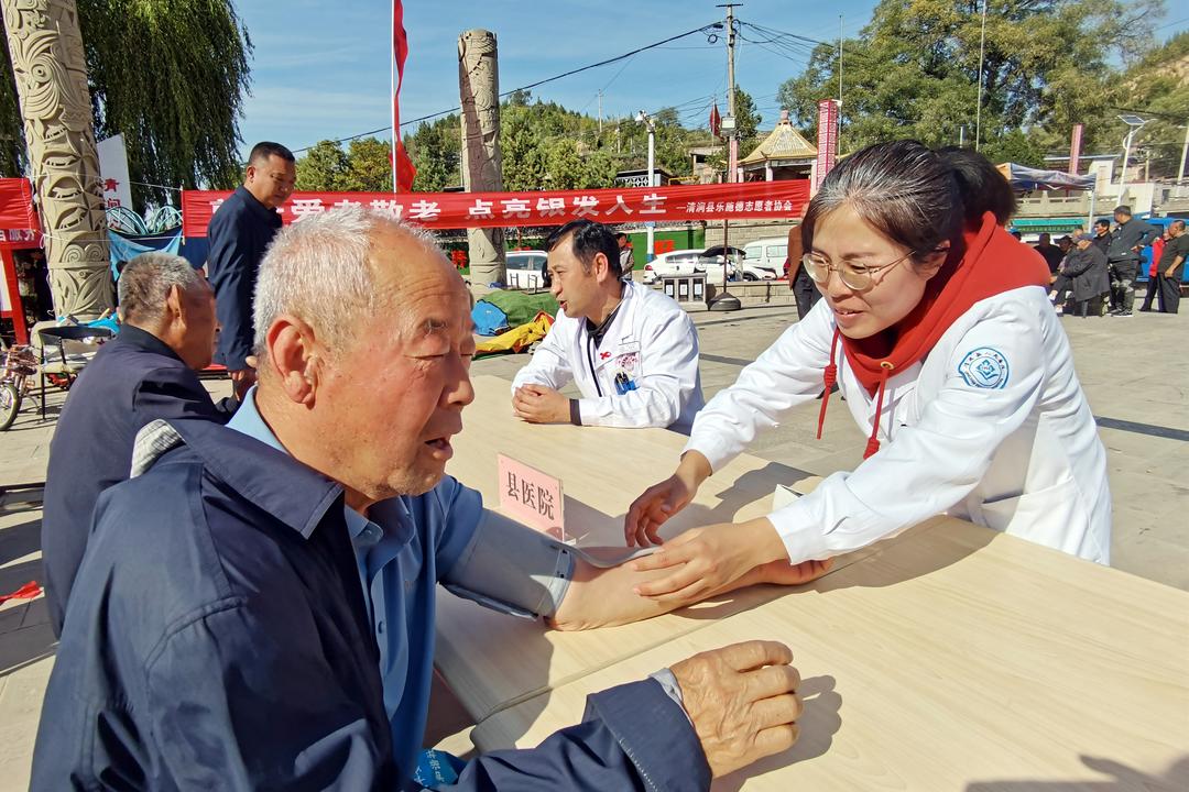 清涧县举办“尊老敬老爱老 点亮银发人生”2024年敬老爱老系列志愿服务活动