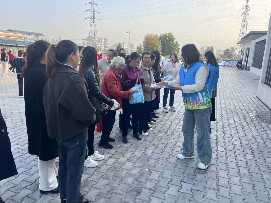 榆阳区崇文路办葡萄园社区开展“绿色生活文明共享”垃圾分类宣传活动