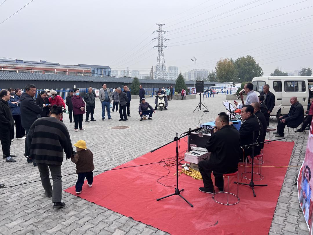 榆阳区葡萄园社区开展尊老敬老说书活动