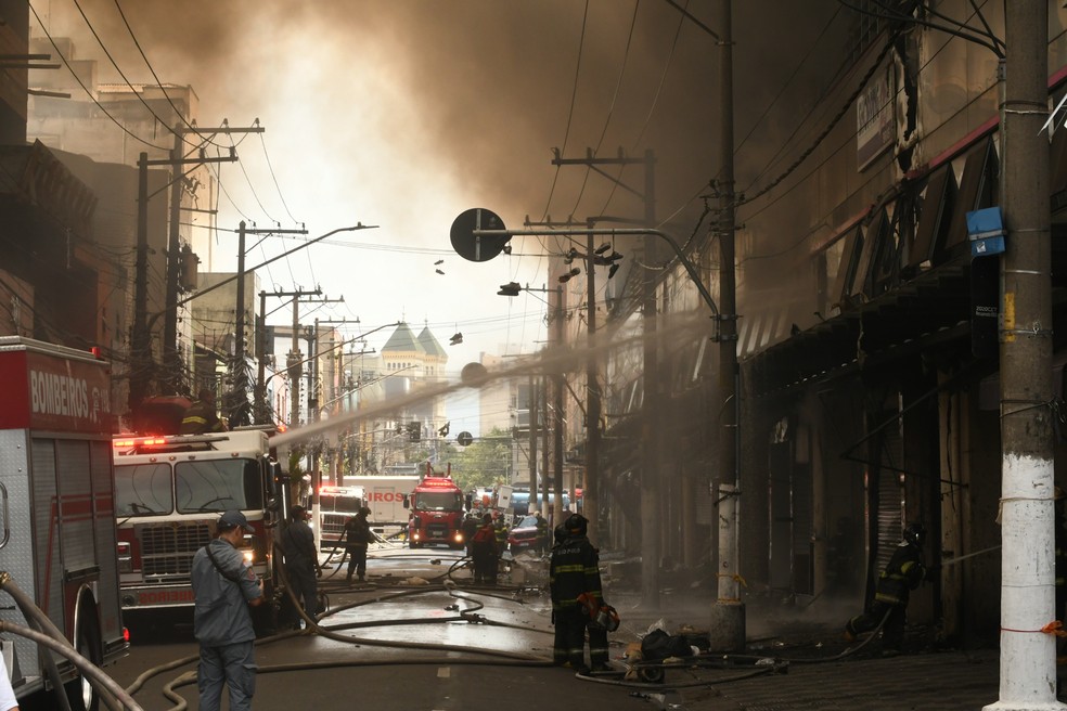 Bombeiros atuam no combate às chamas no Shopping 25, na região do Brás — Foto: EDI SOUSA/ATO PRESS/ESTADÃO CONTEÚDO