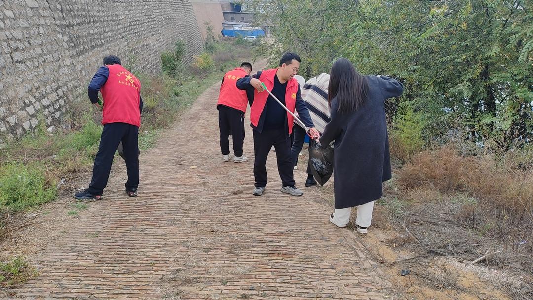 榆阳区崇文路街道春苑社区组织开展环境卫生清理志愿服务活动