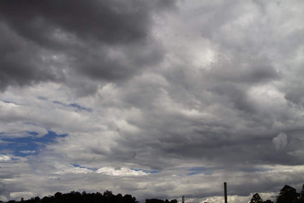 Nuvens e céu nublado no bairro de Perus, na região norte da cidade de São Paulo — Foto: ADRIANA TOFFETTI/ATO PRESS/ESTADÃO CONTEÚDO