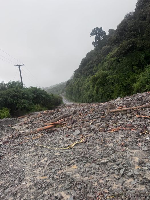 西海岸道路滑坡情况。