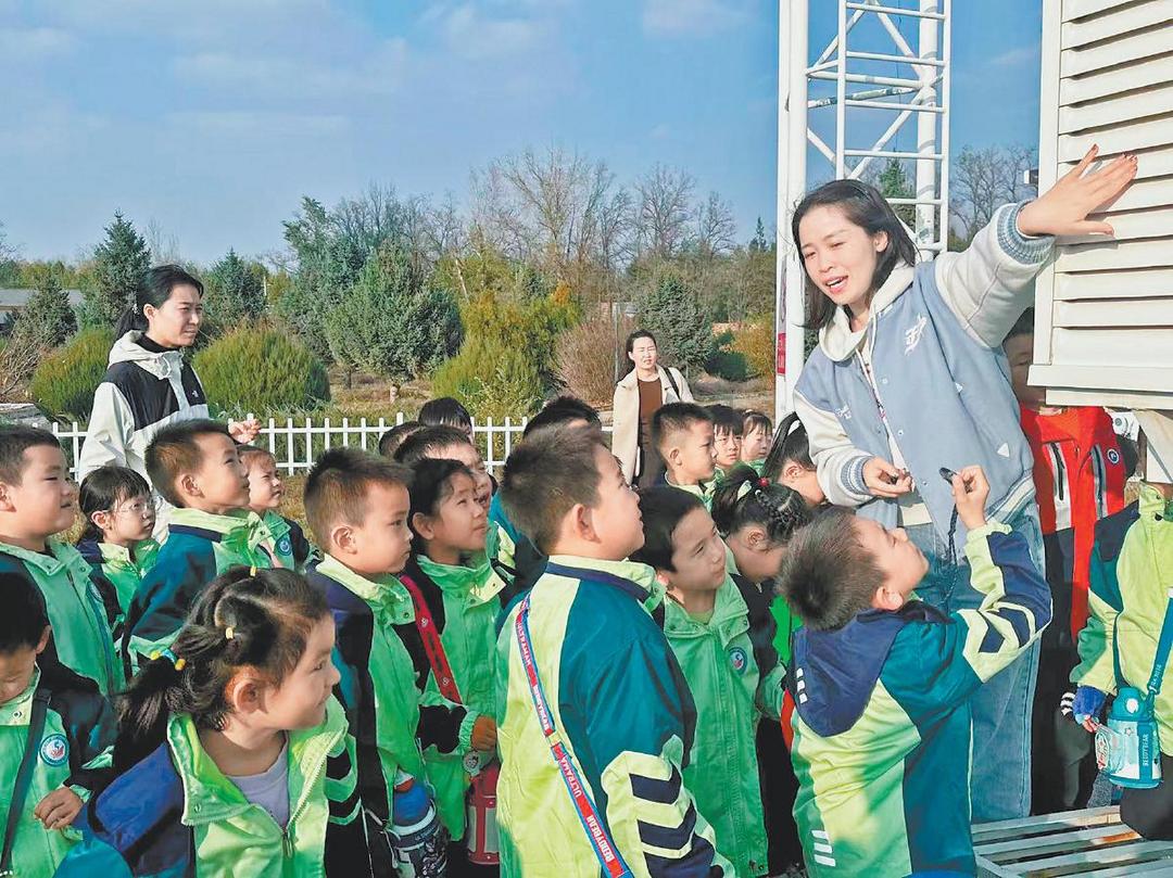 榆林高新小学的40多名师生走进榆阳区气象局，探索气象科学的奥秘