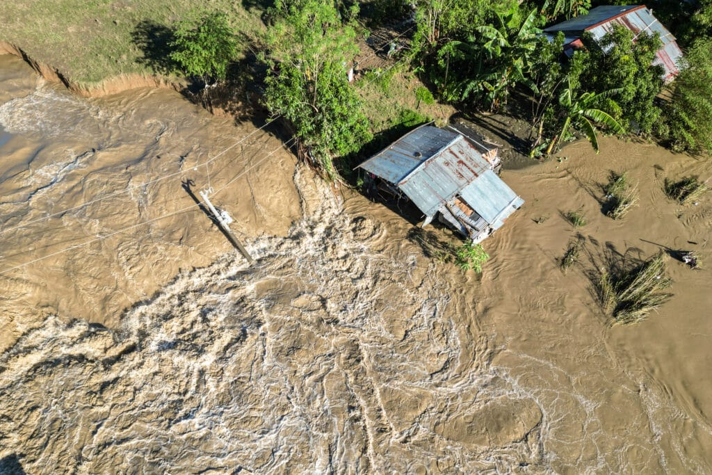 台风曼伊在菲律宾造成 7 人死亡；接连风暴加剧危机