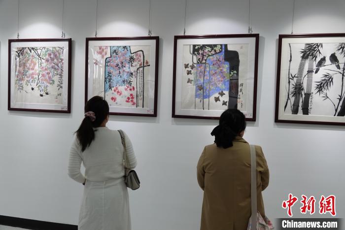 “聽香·廿七——朵拉南洋風水墨畫展”在福州開幕