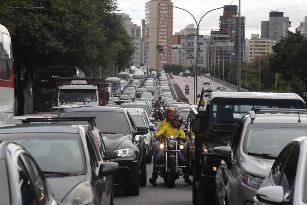 Trânsito intenso de veículo no Viaduto da Avenida Antártica, na zona oeste da capital paulista. — Foto: ALEX SILVA/ESTADÃO CONTEÚDO