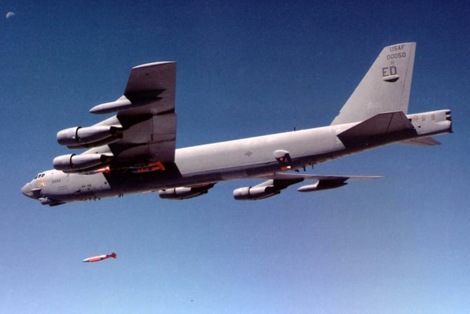 美国 B-52 轰炸机投掷 JDAM 航空炸弹。照片：Military.com