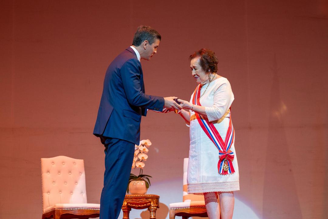 La maestra Gilda Ruiz recibió la Orden Nacional del Mérito en grado de  “Gran Cruz” • PARAGUAY TV