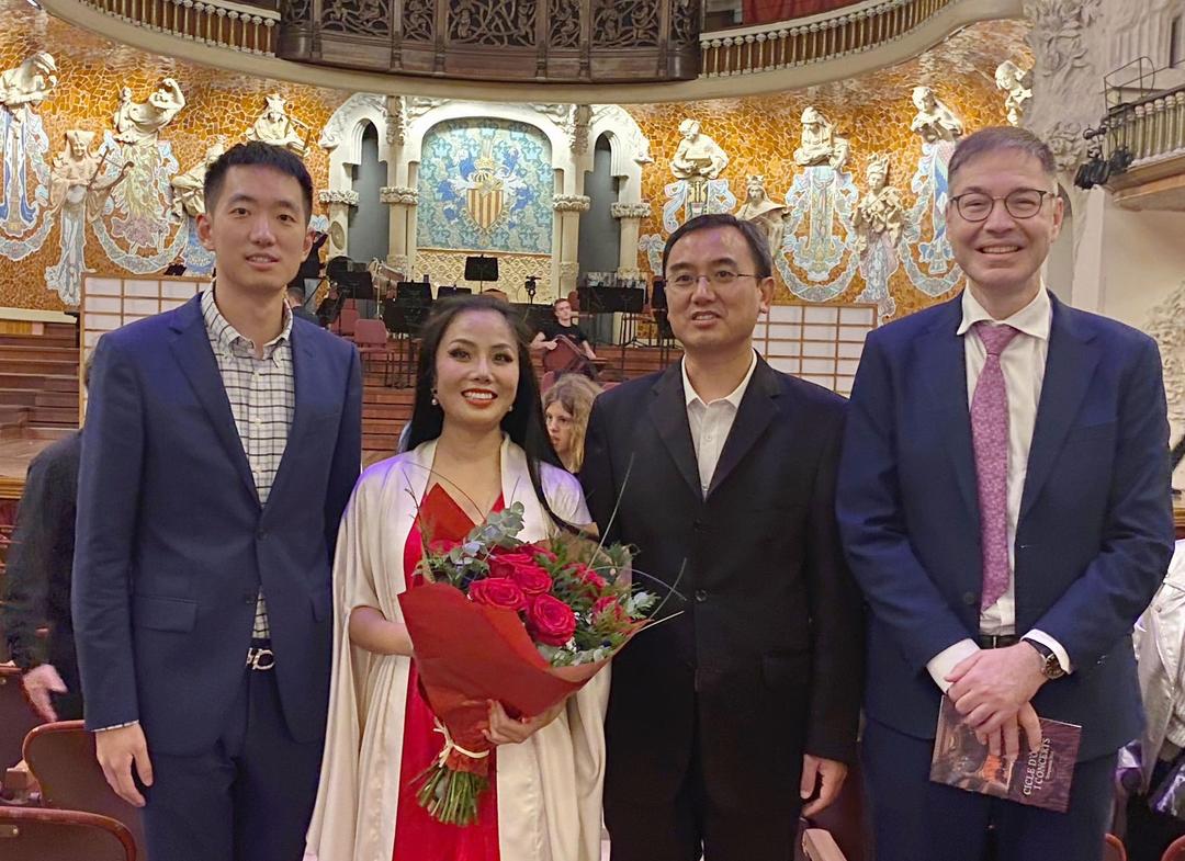 华人女高音歌唱家翟鹏在巴塞罗那精彩献演《蝴蝶夫人》 副总领事胡爱民给予高度评价_中国大陆_新闻_华人头条