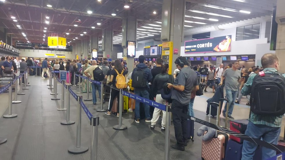 Grandes filas no aeroporto de Guarulhos (SP) após voos cancelados — Foto: Francieli Trevizan Fernandes Tonelotti/Arquivo pessoal