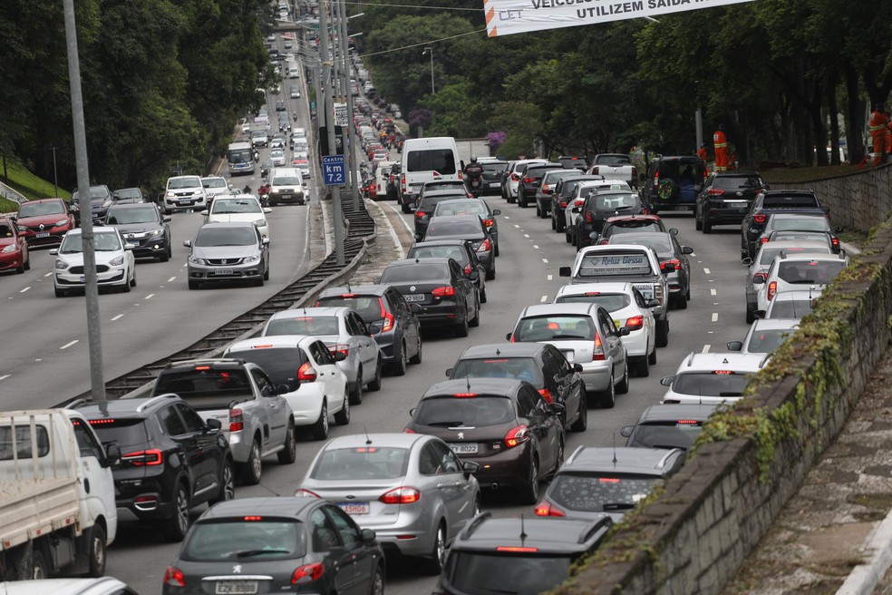 Trânsito visto na Avenida 23 de Maio, em dezembro. — Foto: Renato S. Cerqueira/Futura Press/Estadão Conteúdo