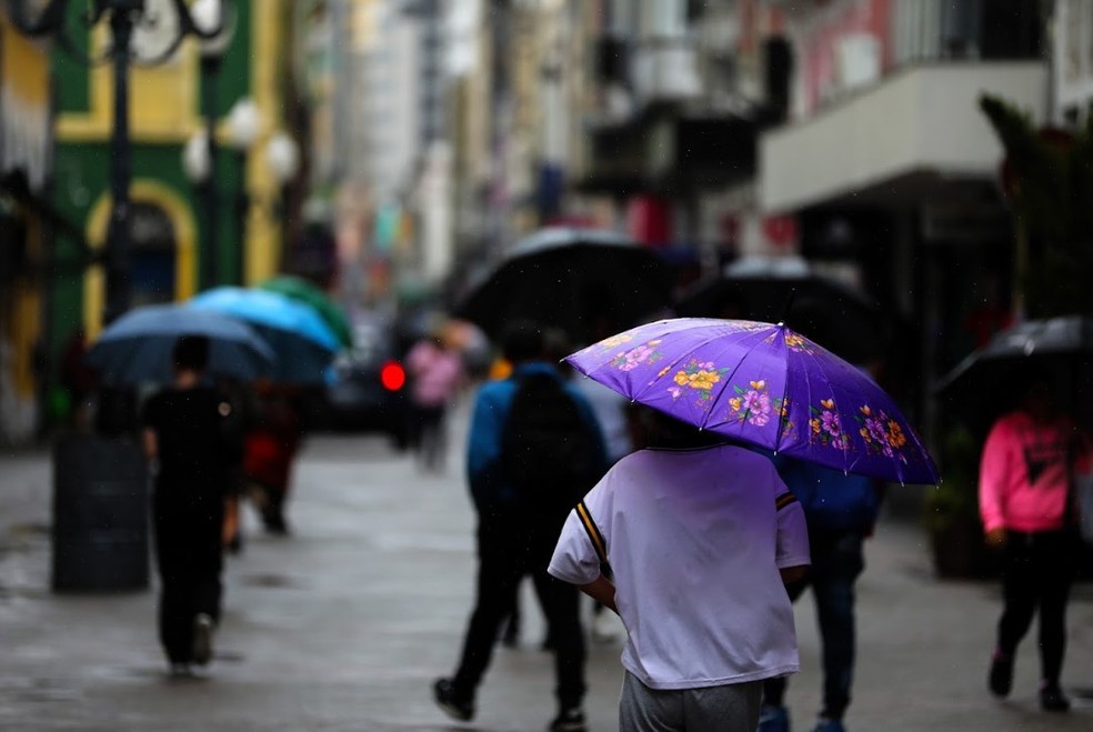 Seman deve ser de tempo quente com pancadas de chuva em boa parte do país. — Foto: Lucas Amorelli/NSC