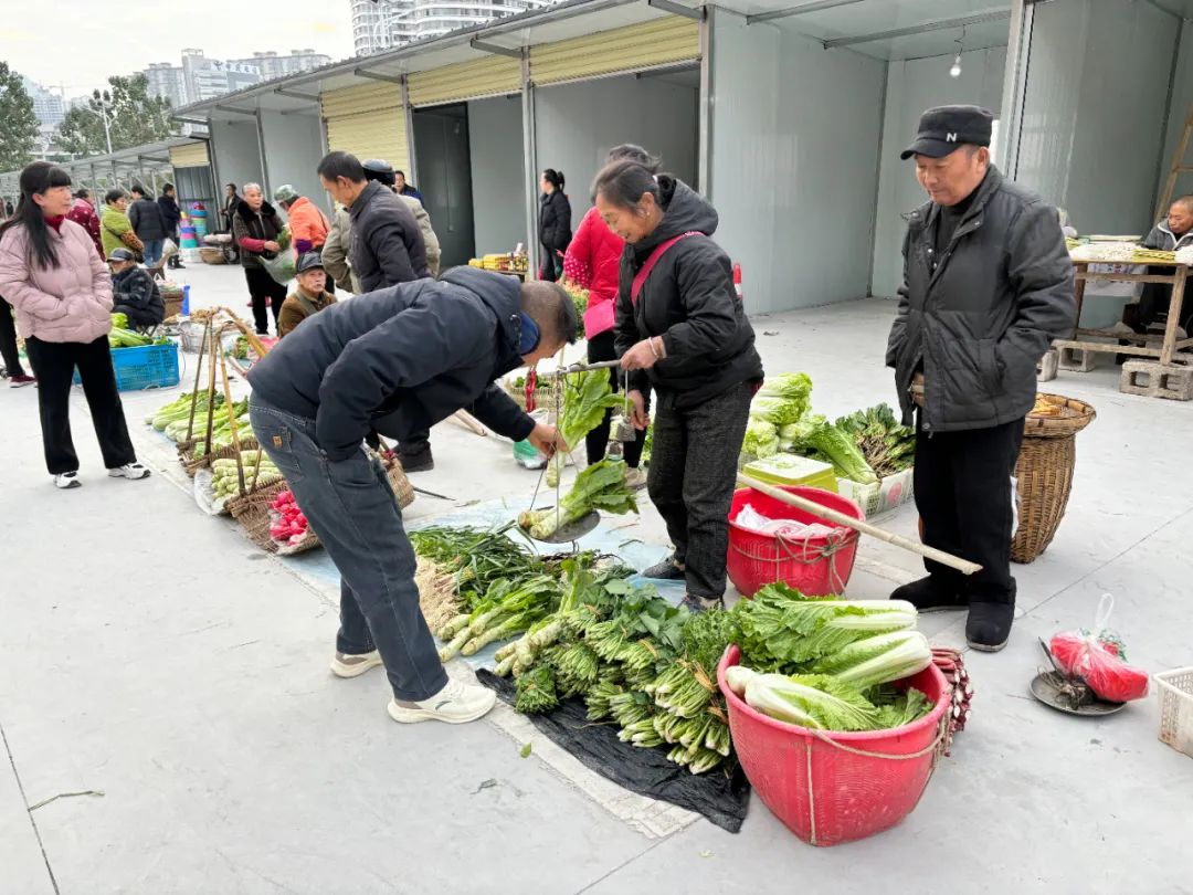 创建文明城市建设美好家园】碧江：大江坪便民市场开市惠民又助农_新加坡_新闻_华人头条