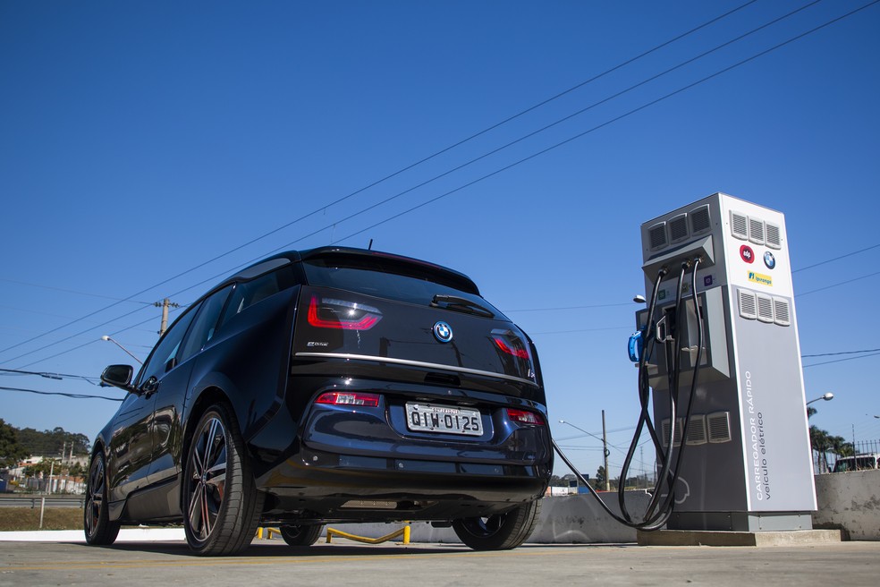 Pontos de recarga para veículos elétricos e híbridos foram instalados na Rodovia Presidente Dutra — Foto: BMW/Divulgação