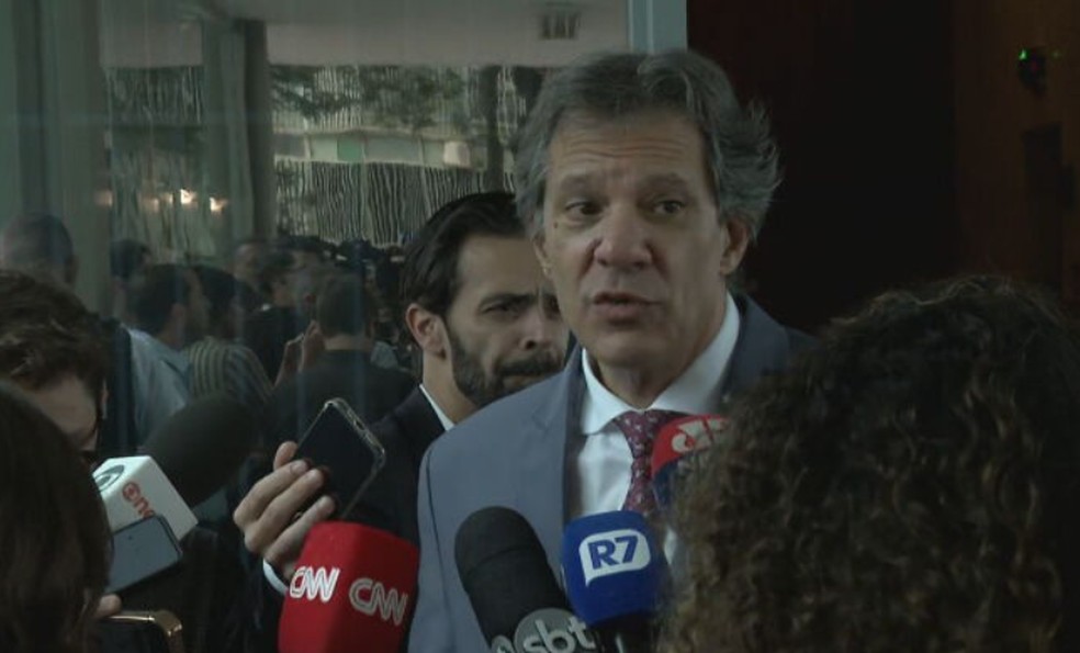 Ministro da Fazenda, Fernando Haddad, conversa com jornalistas. — Foto: TV Globo/ Reprodução