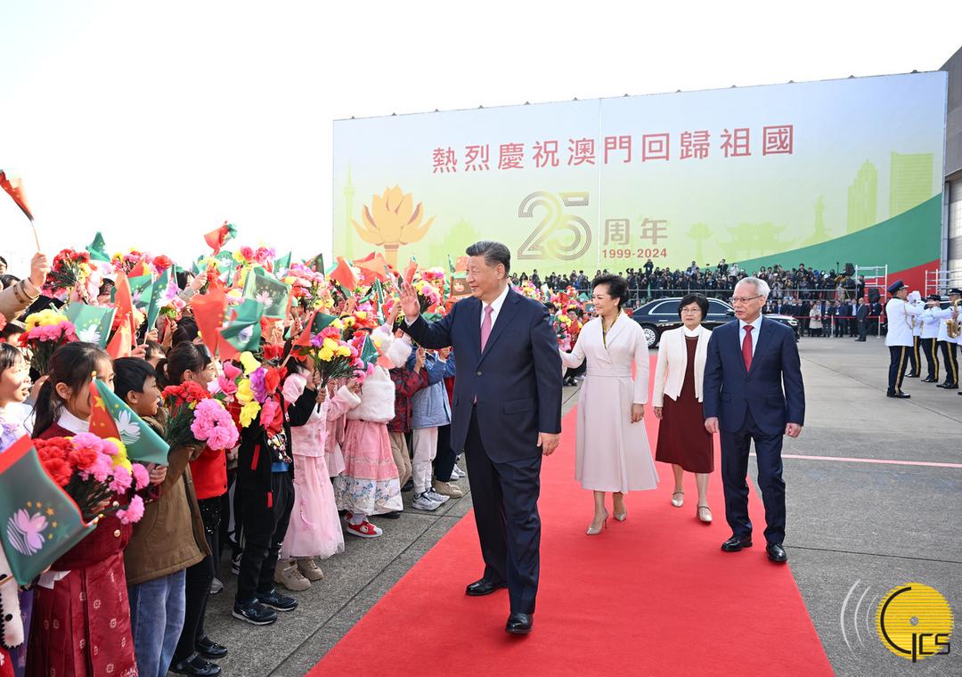 12月20日下午，中共中央總書記、國家主席、中央軍委主席習近平圓滿結束在澳門的各項活動，乘專機離開澳門。這是習近平和夫人彭麗媛向歡送人群揮手致意。（新華社圖片）