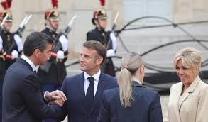 Santiago Peña | Con el Presidente de Francia, @emmanuelmacron, sostuvimos  un diálogo de gran relevancia para ambas naciones, reafirmando nuestro  compromiso... | Instagram