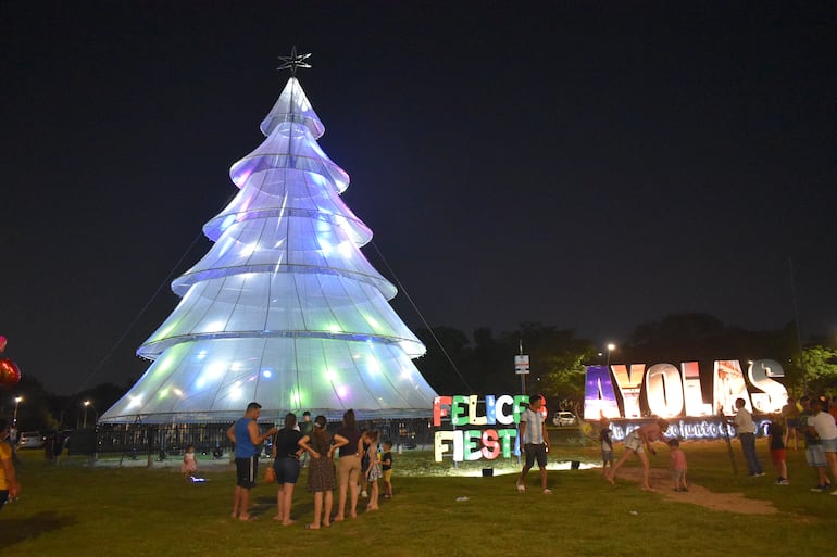 Video: habilitan gigantesco árbol navideño como atractivo turístico en  Ayolas - Nacionales - ABC Color