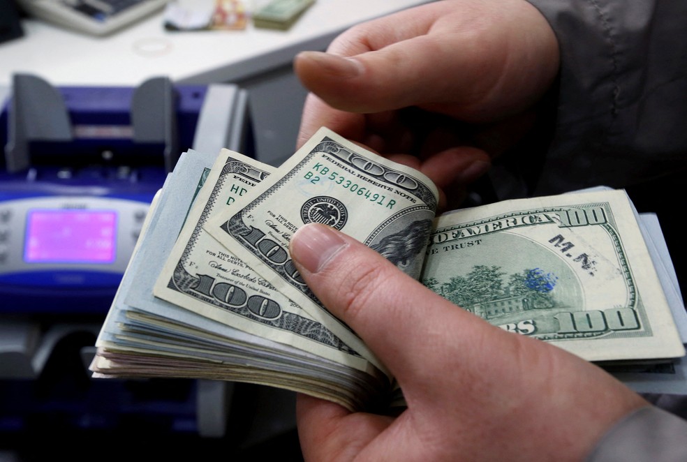 Notas de dólar. — Foto: Murad Sezer/ Reuters