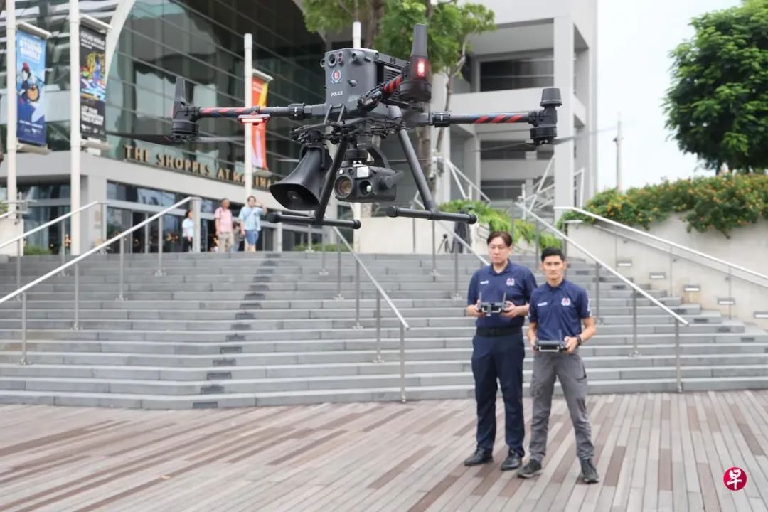 滨海湾金沙倒数活动更安全！新加坡警方出动无人机与AI控人潮！_丹佛_新闻_华人头条