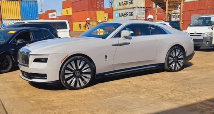 Peperdure Rolls-Royce Spectre houdt autoliefhebbers in Suriname bezig