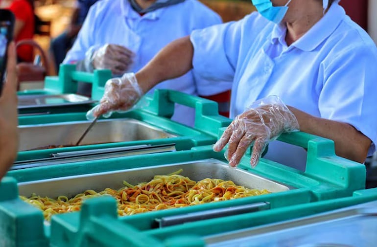 Habituales proveedoras pretenden los millonarios contratos de Hambre Cero -  Política - ABC Color