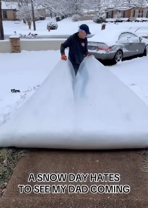 史蒂夫用一片塑胶布，就在不到十秒的时间清除门前走道积雪。(翻摄Instagram...