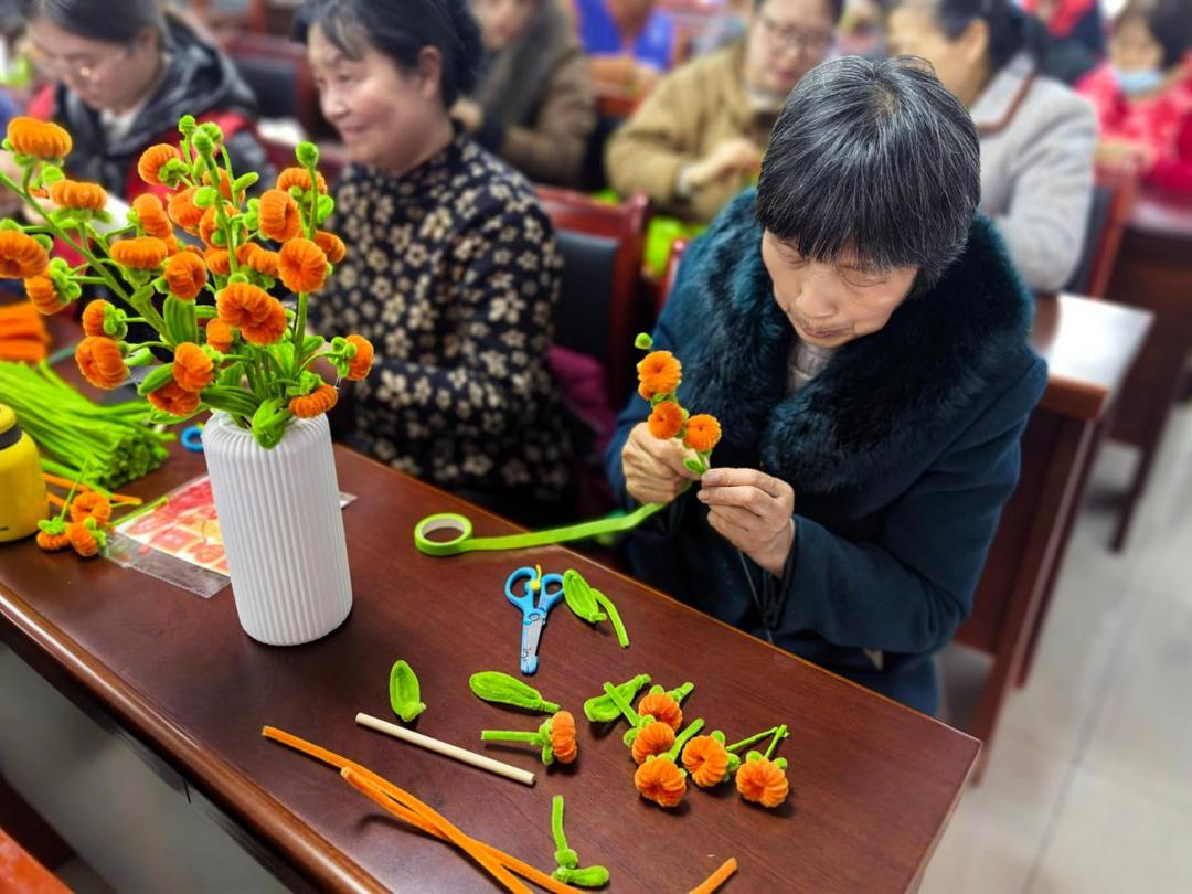 "巧手匠心 柿柿如意"扭扭棒手工编织活动 甄陈 