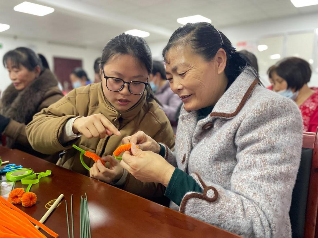 经开区共和城社区开展:"巧手匠心 柿柿如意"扭扭棒手工编织