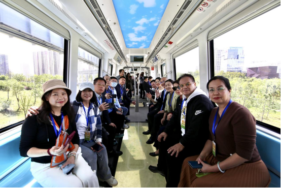 2025海外华文媒体荆楚行：点赞科技之光 感受湖北发展动能-华闻时空