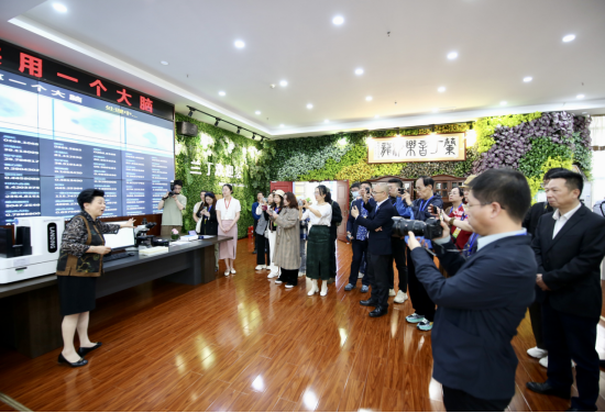 图片[3]-2025海外华文媒体荆楚行：点赞科技之光 感受湖北发展动能-华闻时空