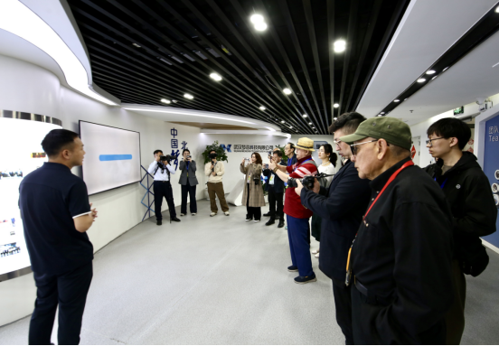 图片[2]-2025海外华文媒体荆楚行：点赞科技之光 感受湖北发展动能-华闻时空